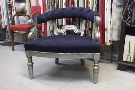 fauteuil a dossier capitonne renove par le tapissier Atelier Hildegarde à Bourbon-Lancy