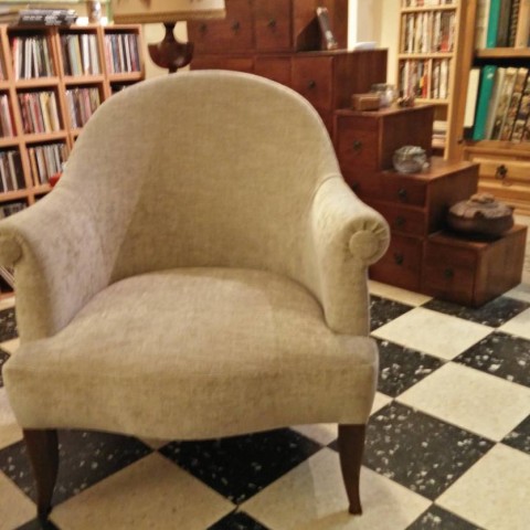 Cet élégant fauteuil crapaud a su trouver sa place dans un douillet salon.