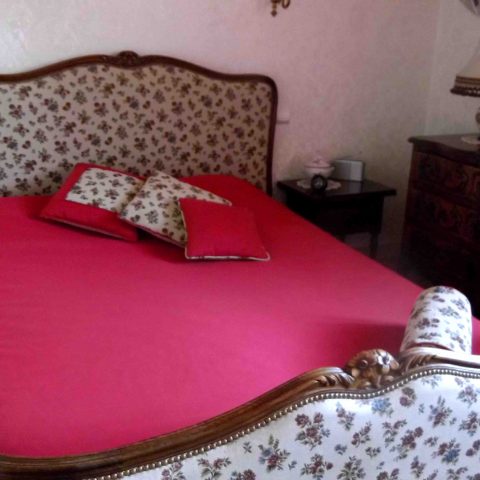 Lit, couvre-lit et coussins réalisé par l'Atelier Hildegarde, tapissier en Saône et Loire